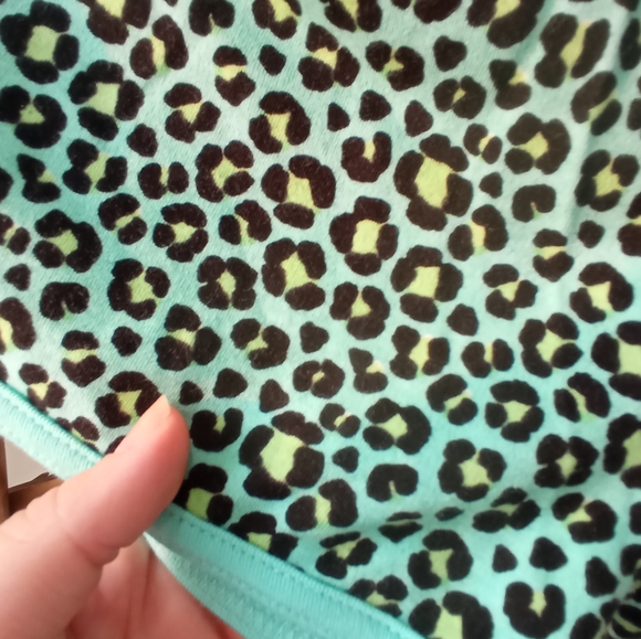 ✨FREE WITH PURCHASE✨ Animal Print Pyjama Shorts - Picture 9 of 17